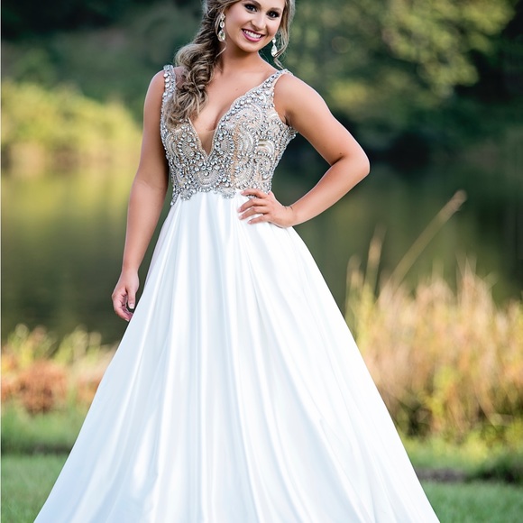Mac Duggal size 2 white diamond dress long formal gown with trane gorgeous - Picture 2 of 3